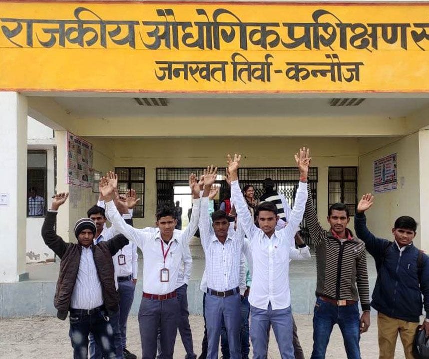 shikshakon kee kamee ke chalate chhaatron ne kiya hangaama