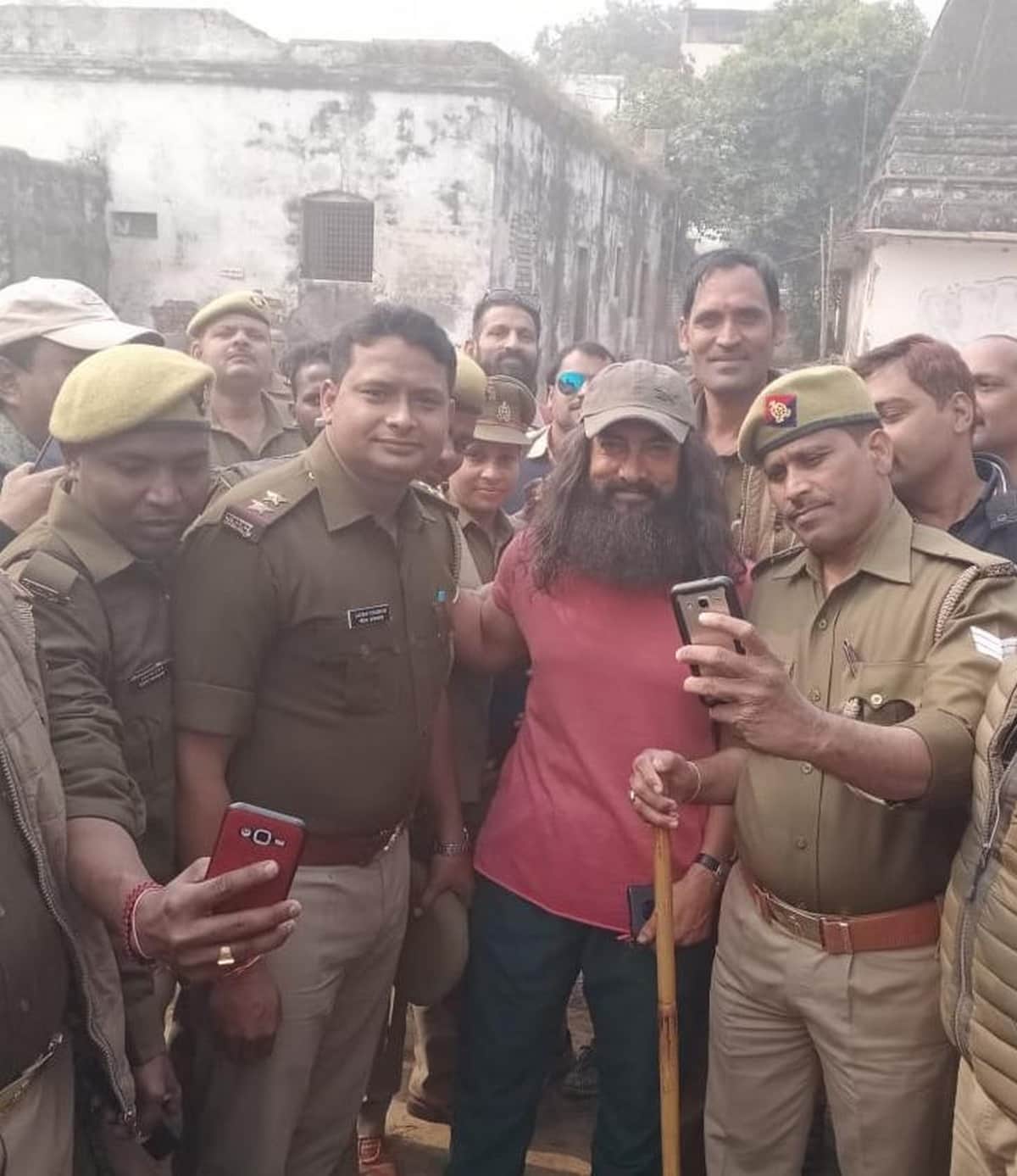 Aamir Khan seen in Lal Singh Chadha style on Ghats of varanasi for shooting