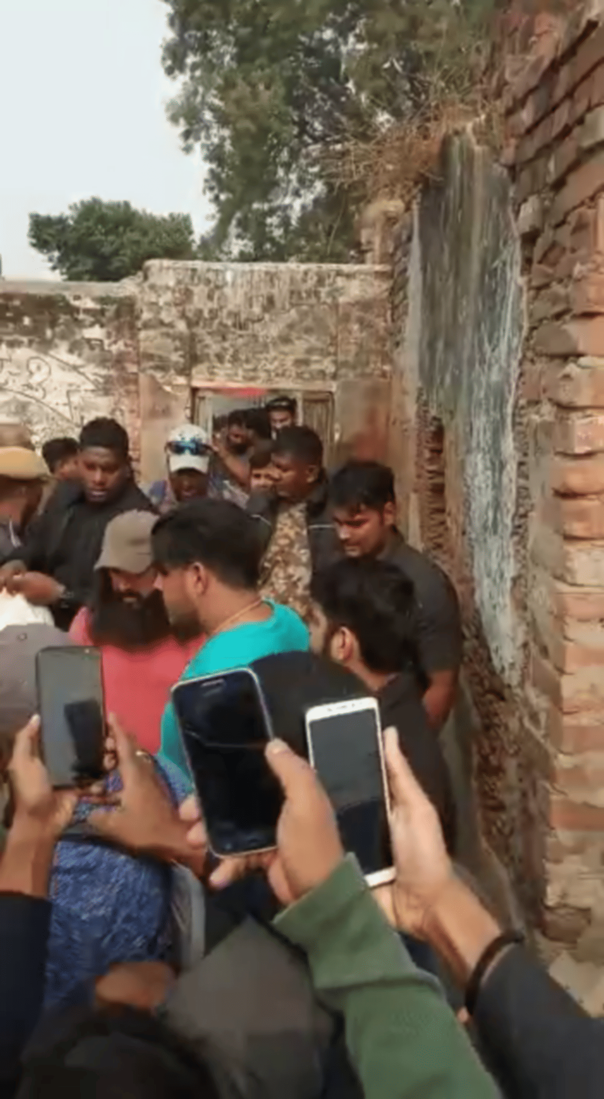 Aamir Khan seen in Lal Singh Chadha style on Ghats of varanasi for shooting