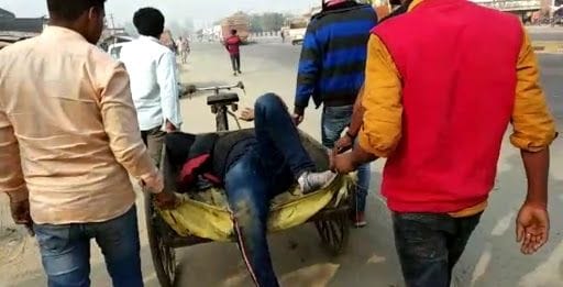 Claims in the air, hospitalized injured by handcart