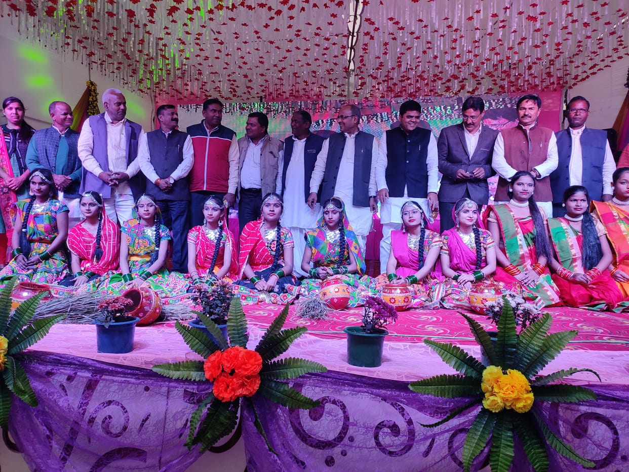 Azamgarh Mahotsav : People enjoyed sur sangram winner Virendra's folk song