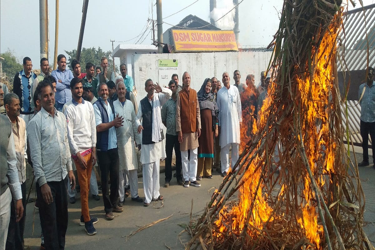 Farmers burnt effigy of Minister in Bijnor, angry among farmers for not increasing sugarcane prices