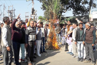 Farmers burnt effigy of Minister in Bijnor, angry among farmers for not increasing sugarcane prices