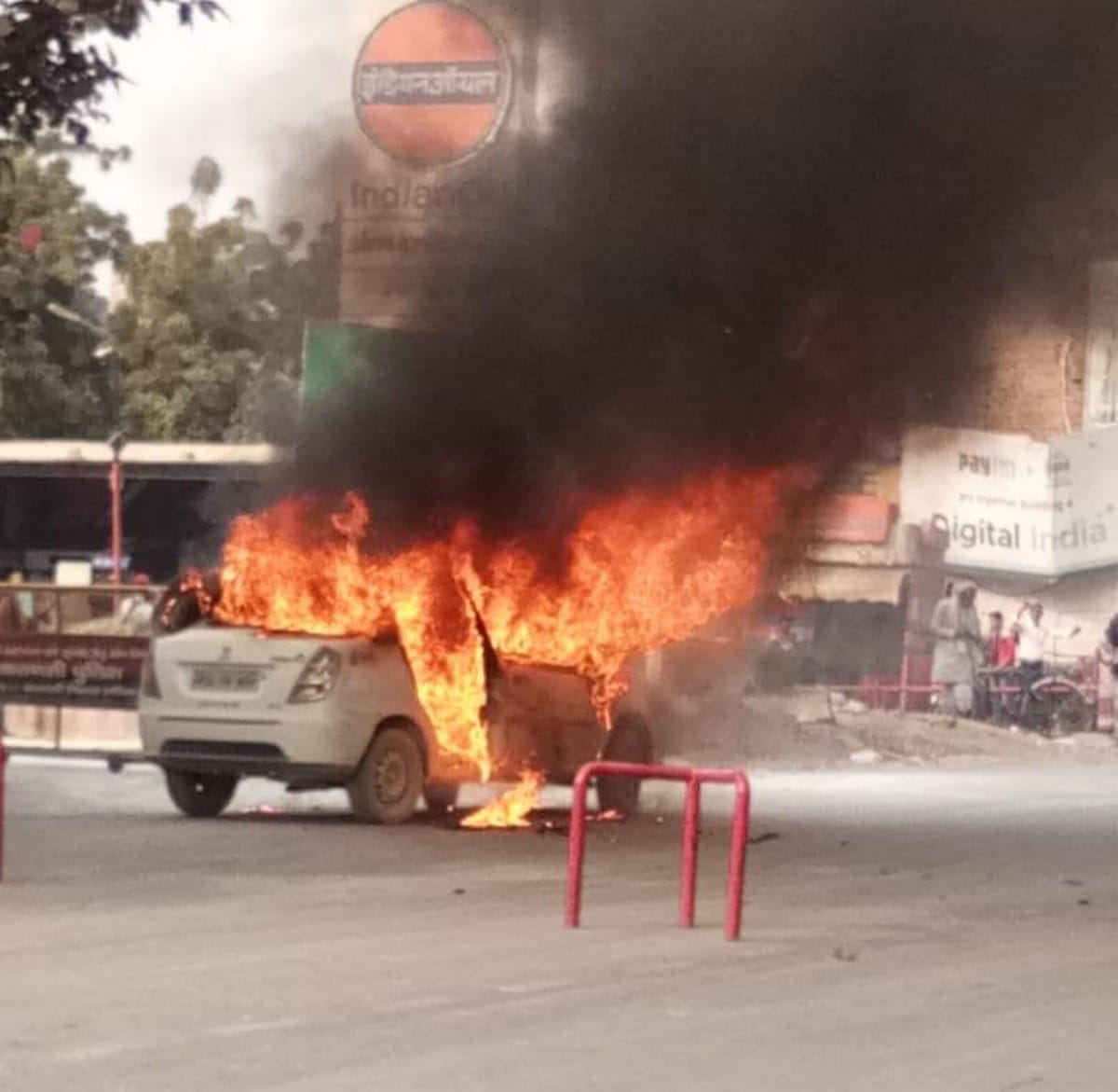 car caught fire in ashiyana near pakri pul in lucknow