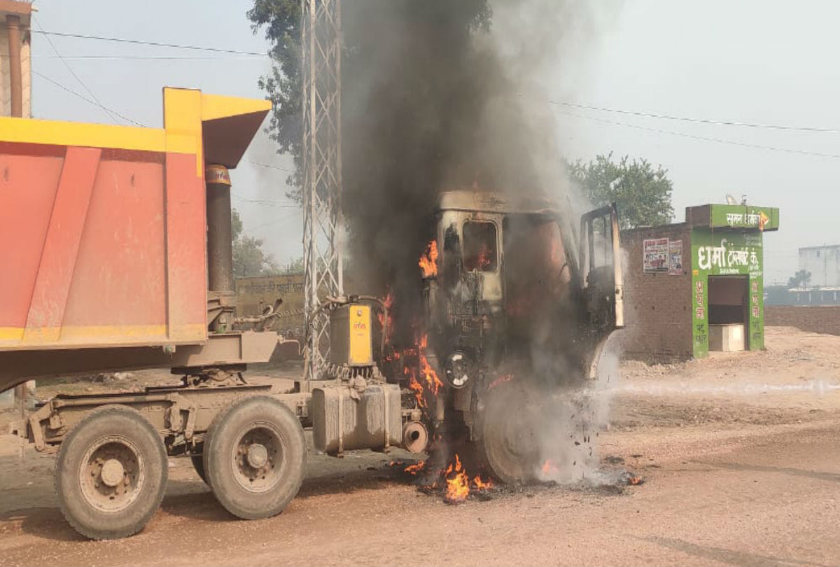 Truck Caught Fire at Highway Cleaner injured in cabin