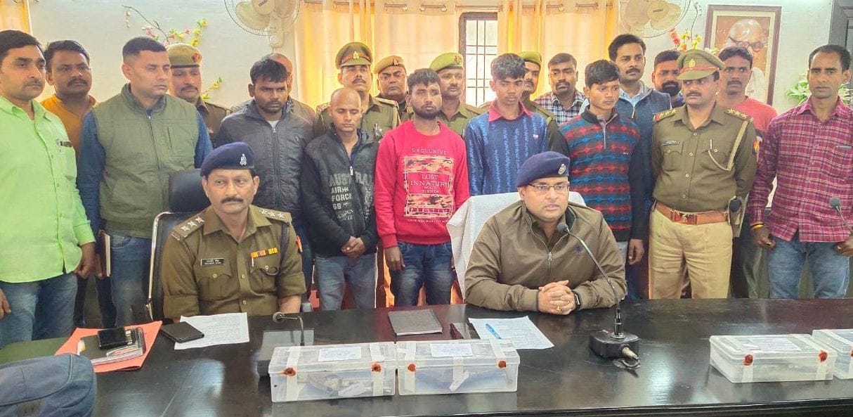Five crooks arrested in encounter, cash recovered