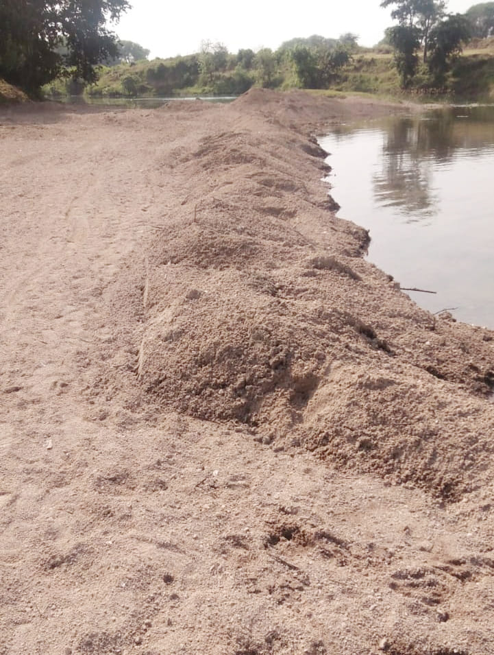 Inlegal Balu khanan in jamni River