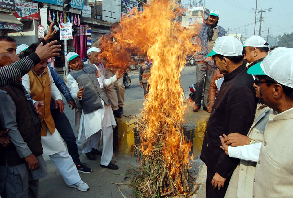 Angry RLD workers burnt sugarcane Holi due to lack of price
