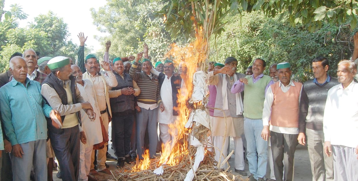 BKU workers burnt effigy of the state's sugarcane minister