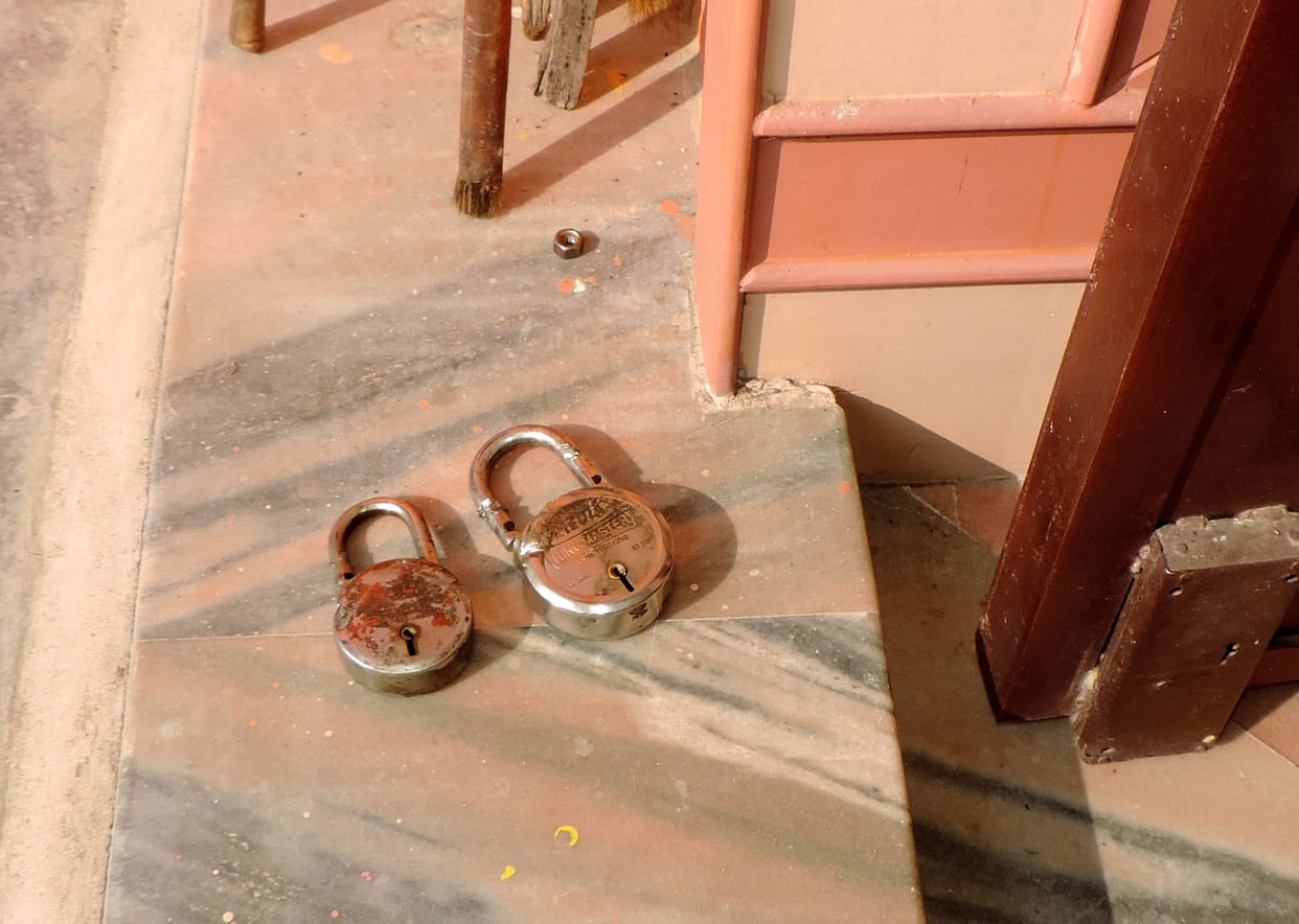 mandir ka taala todakar daanapaatr utha le gae chor