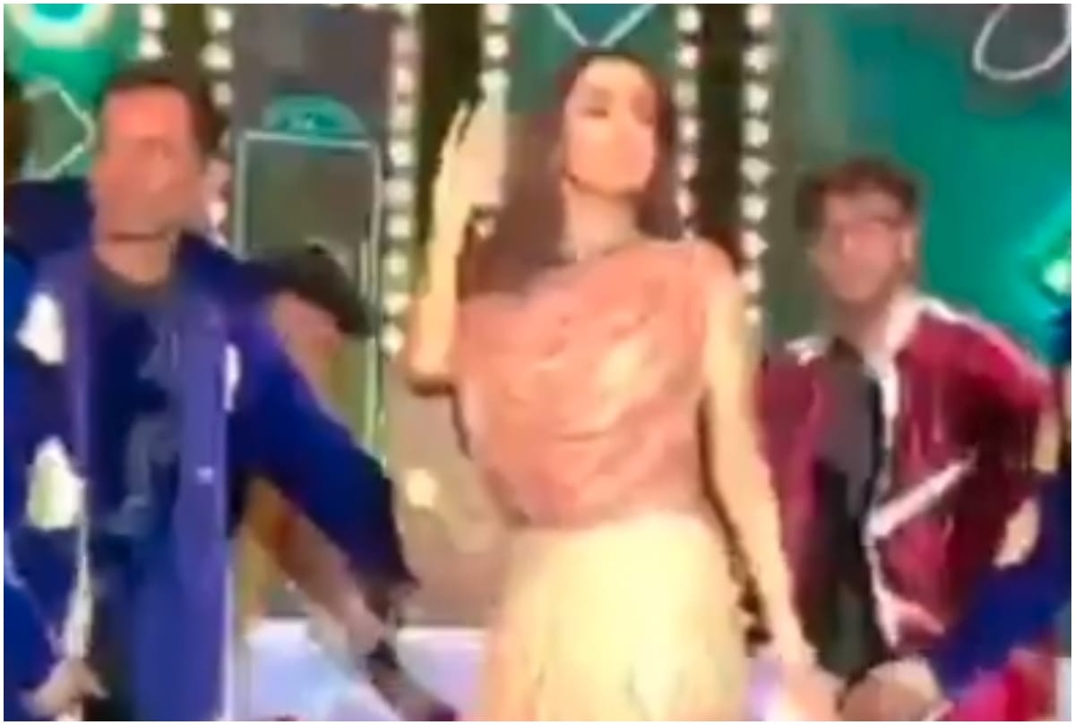Malaika Arora dance on Arjun Kapoor film Gunday song in Surat video viral
