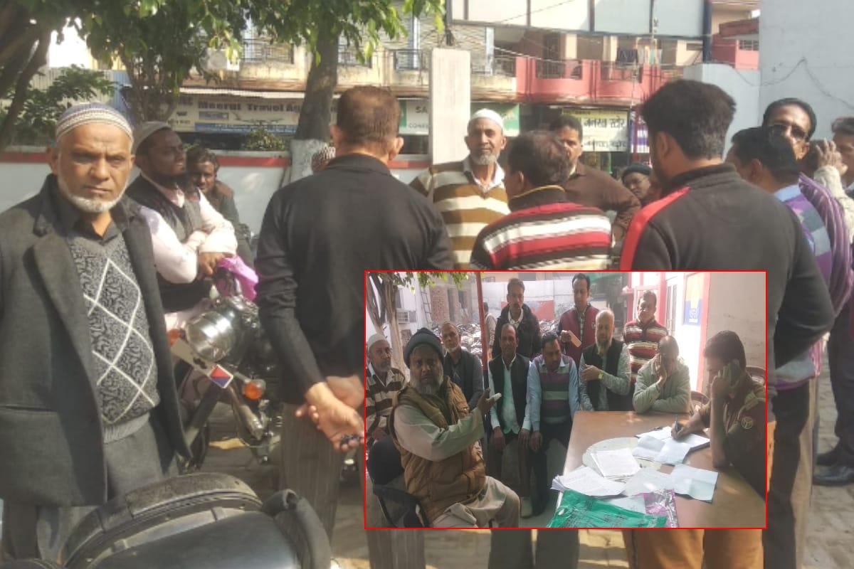 police lathicharge after Two sides clash over construction in cemetery in lisari gate Meerut