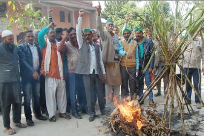 Farmers burnt effigy of Minister in Bijnor, angry among farmers for not increasing sugarcane prices
