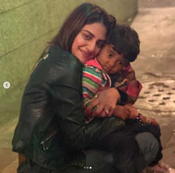 Nusrat Jahan Share a Photo With Kid Who Selling Balloons