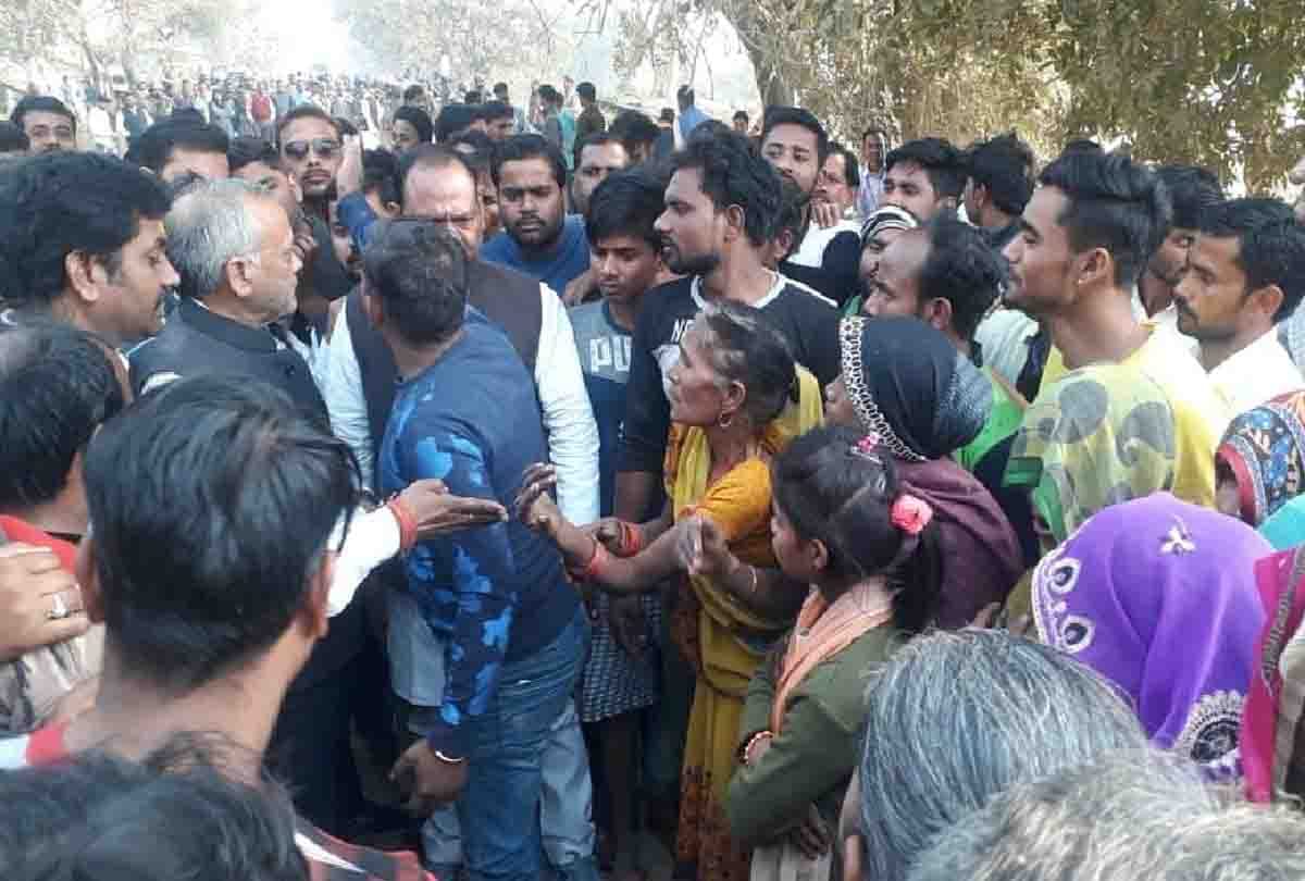 traffic jammed on Unnao-Purwa road for four hours on the death of the young man