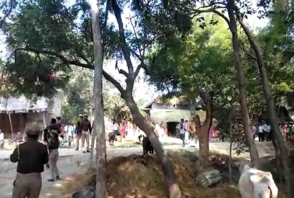 mother took out burial body from grave of her girl in fatehpur