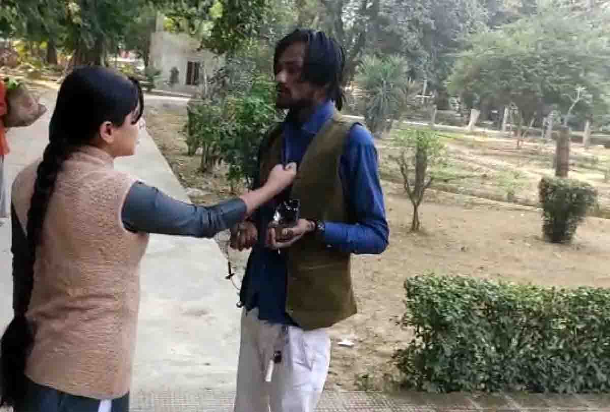 Female constable beaten man in kanpur who molested school girls