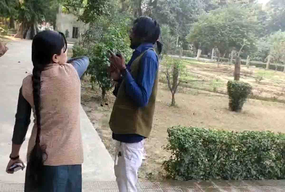 Female constable beaten man in kanpur who molested school girls