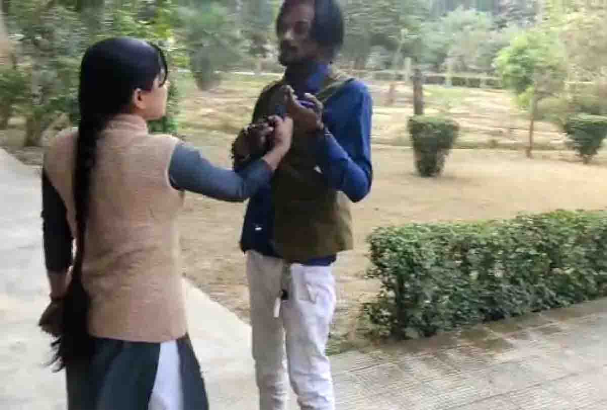 Female constable beaten man in kanpur who molested school girls