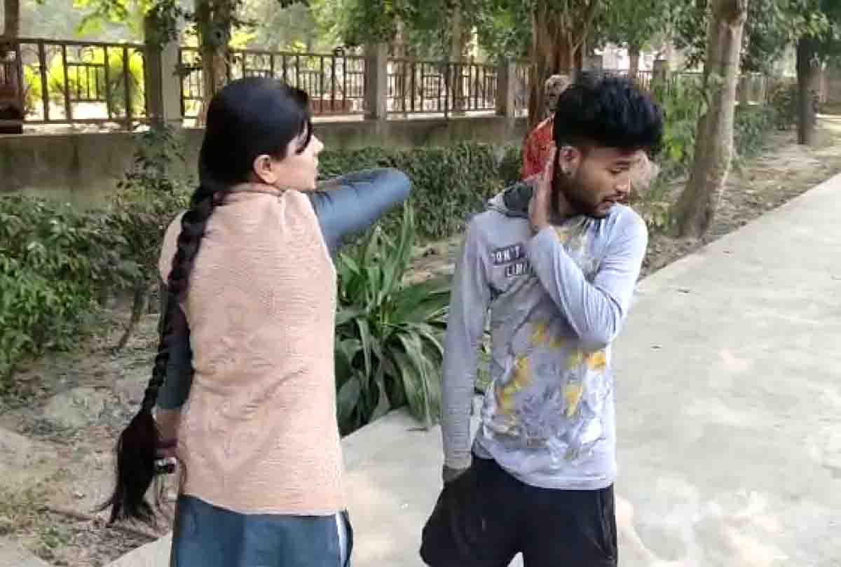 Female constable beaten man in kanpur who molested school girls