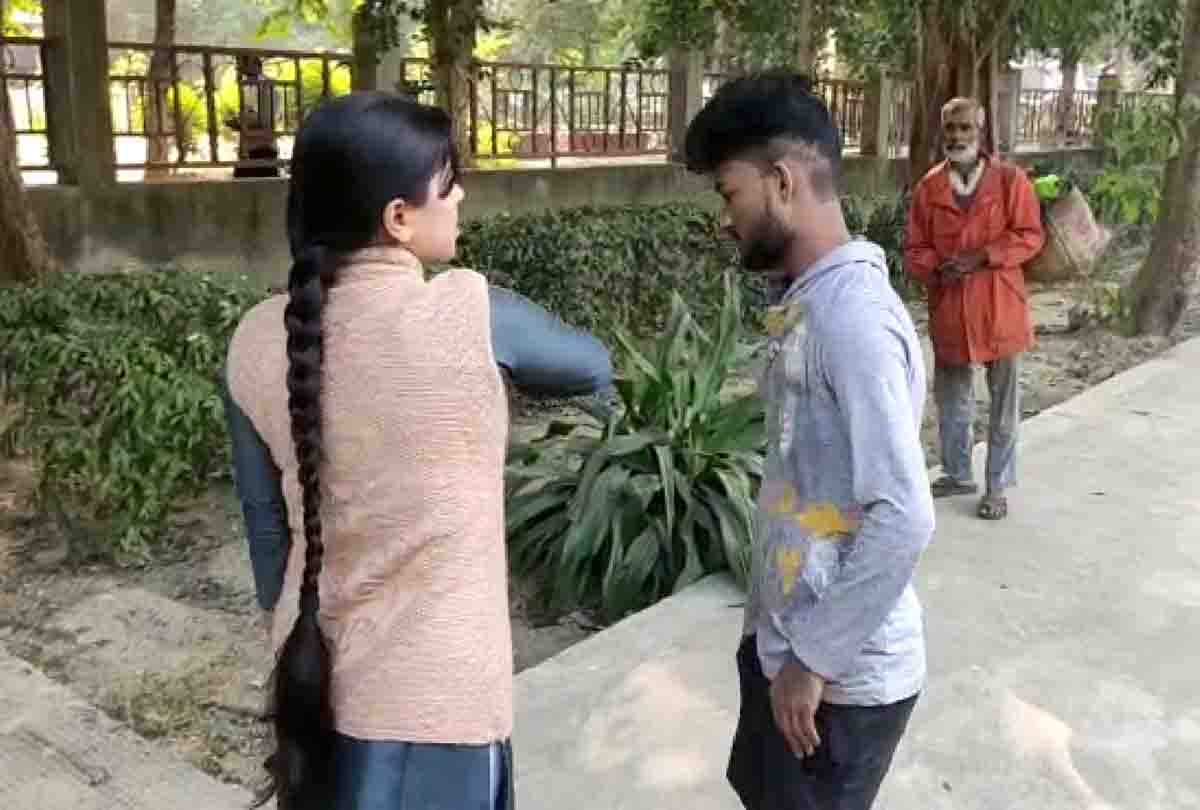 Female constable beaten man in kanpur who molested school girls