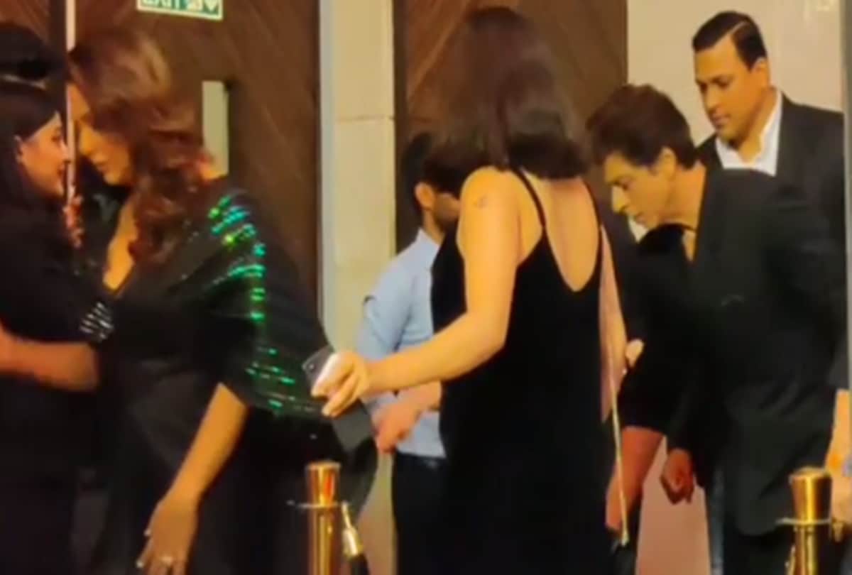 Viral Video of Shah Rukh Khan helped wife Gauri Khan with her long trail at an award show