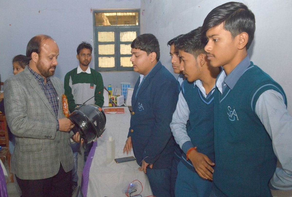 11th class student made smart helmet in agra