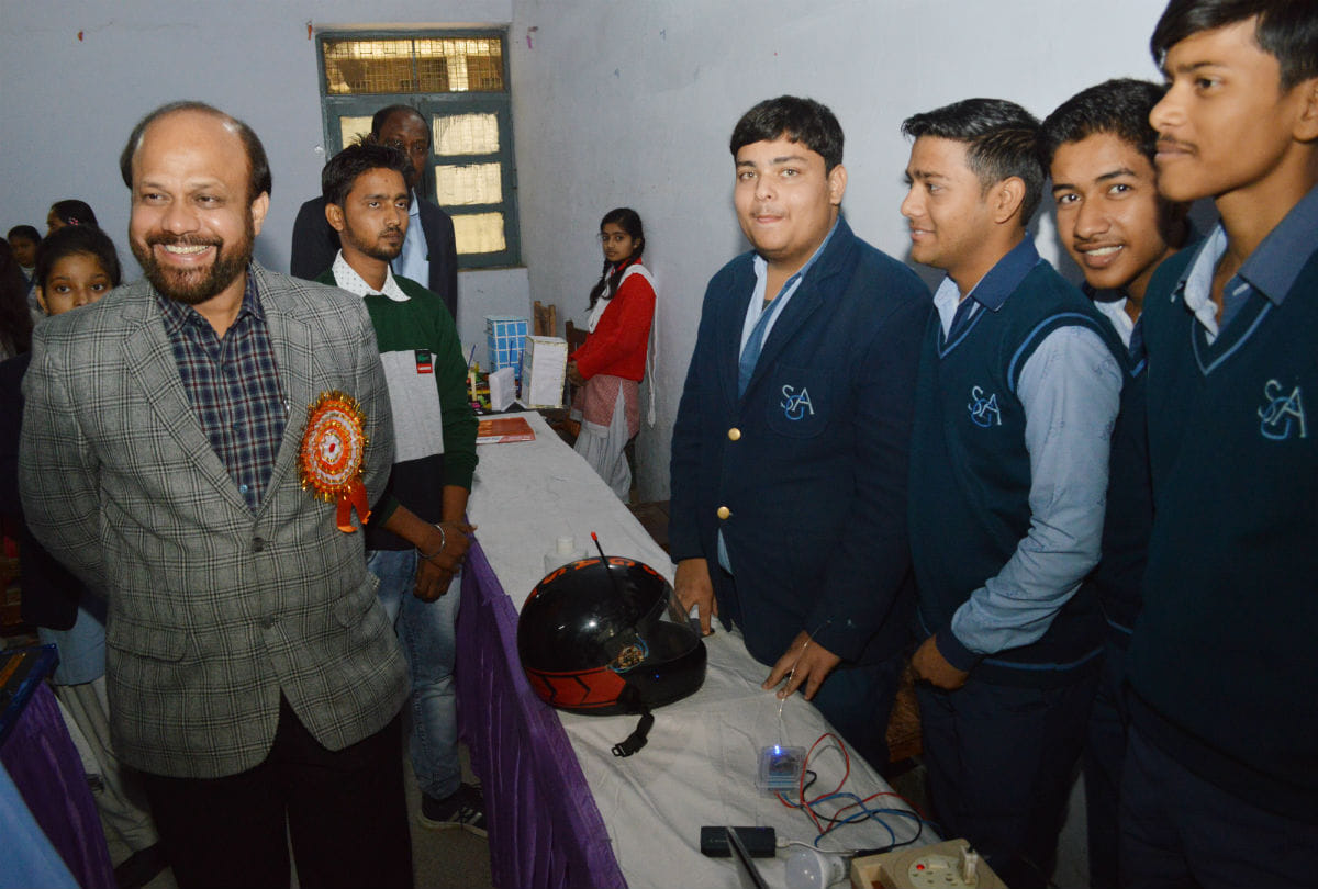 11th class student made smart helmet in agra
