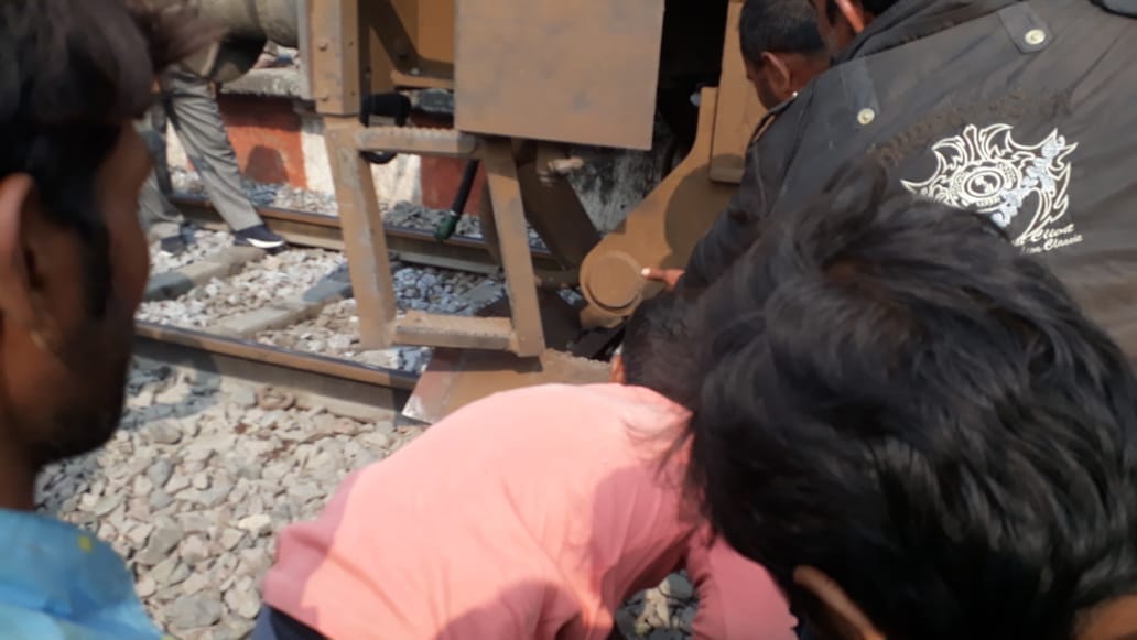 Yashwantnagar Express saved from crashing at basti, driver stopped the train after emergency brake
