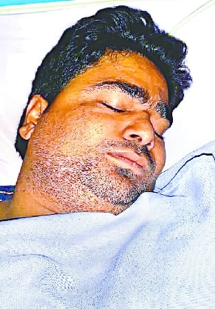 When the car was rubbed in the bike, the young man of Badaun was thrown from the Ramganga bridge