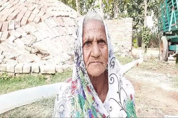 Kusumavati had the habit of eating sand since the age of fifteen, not missing at 80 years