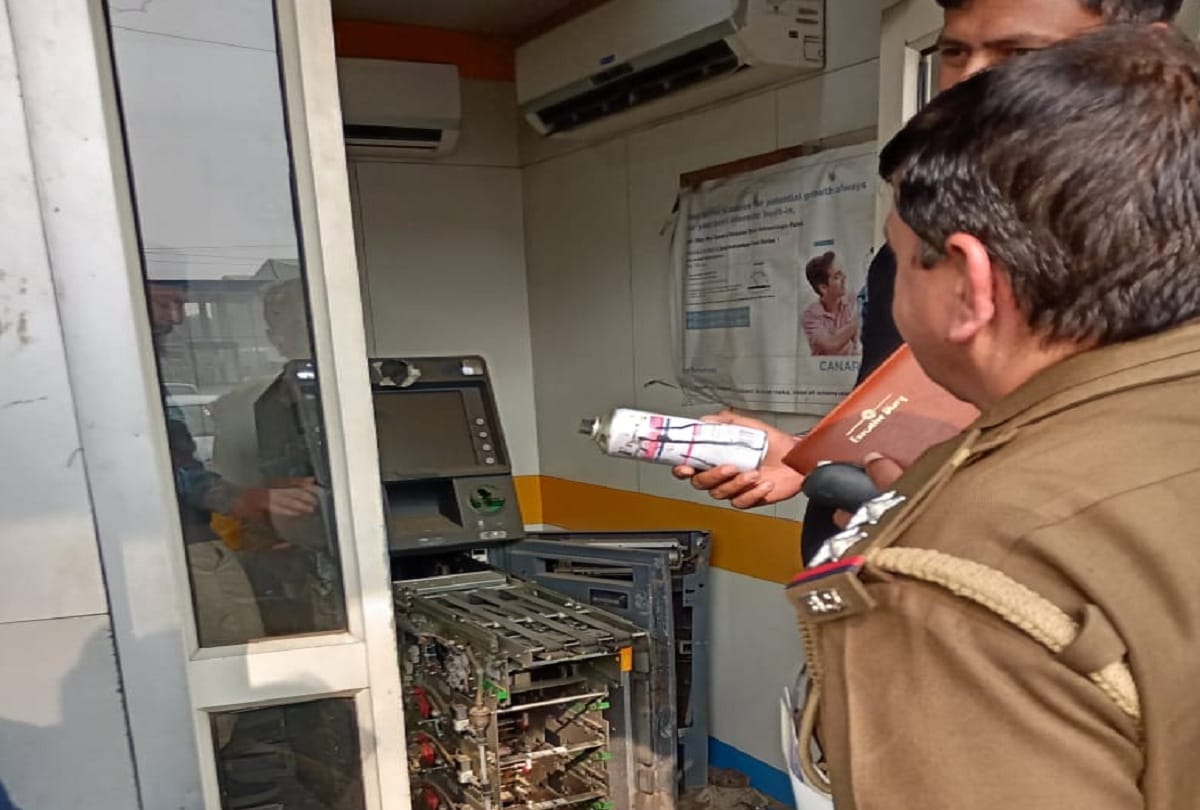 ATM looted in delhi by taking guard hostage