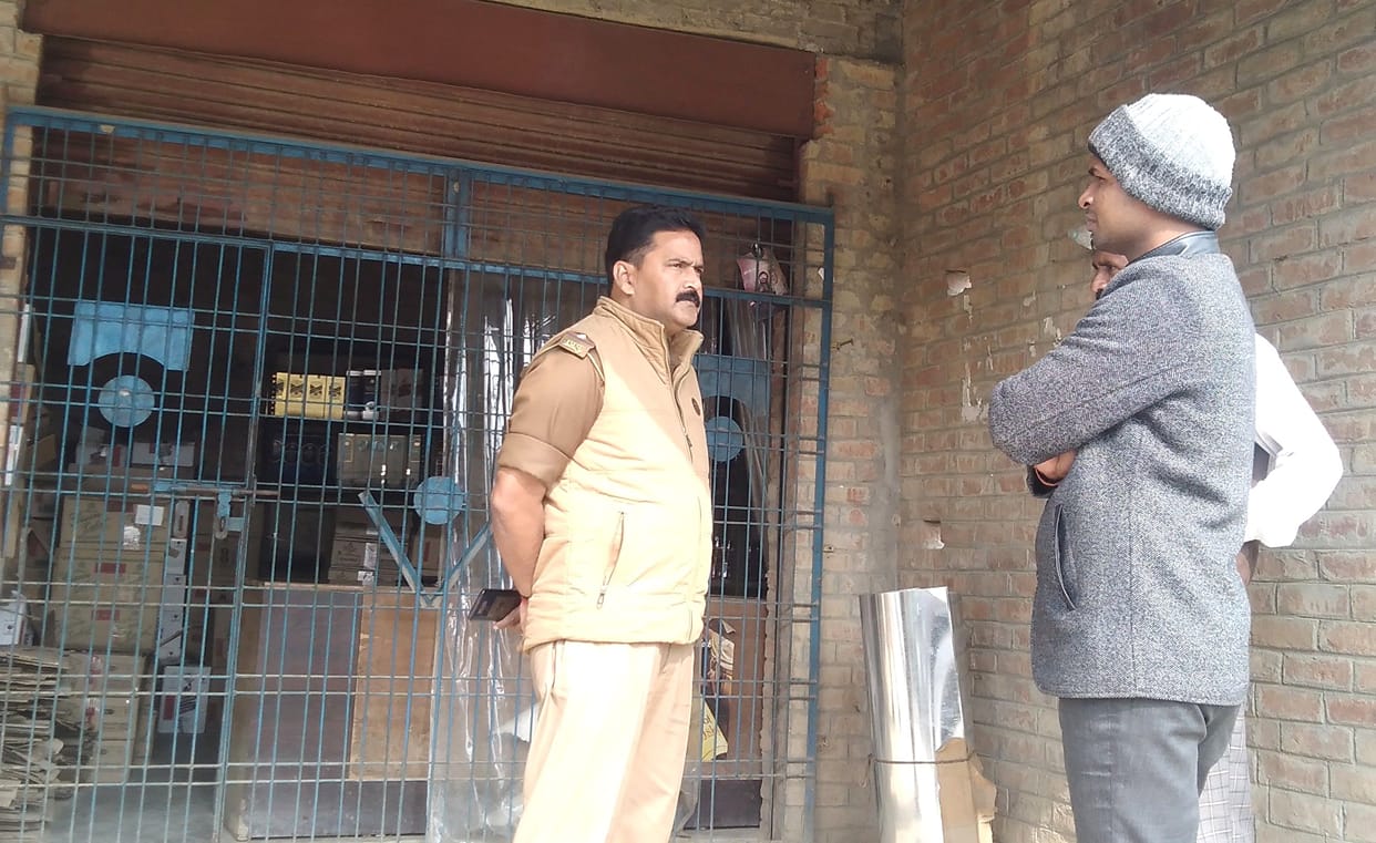 1.65 lakh looted from four liquor shops