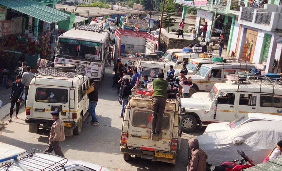 Movement of vehicles stalled for thirty-five hours due to traffic jam in Ganai