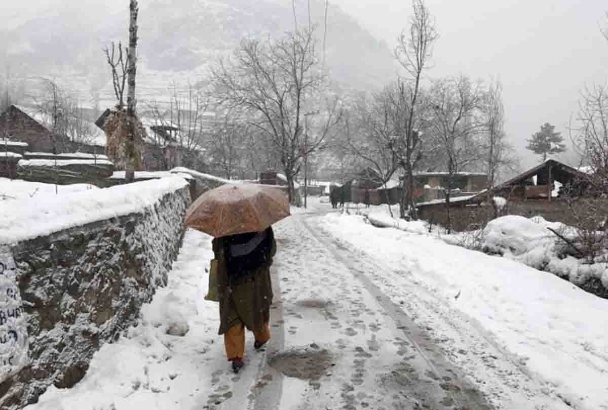 Heavy rain and snowfall alert in Jammu Kashmir, Mughal Road Closed For Traffic Due To Snowfall