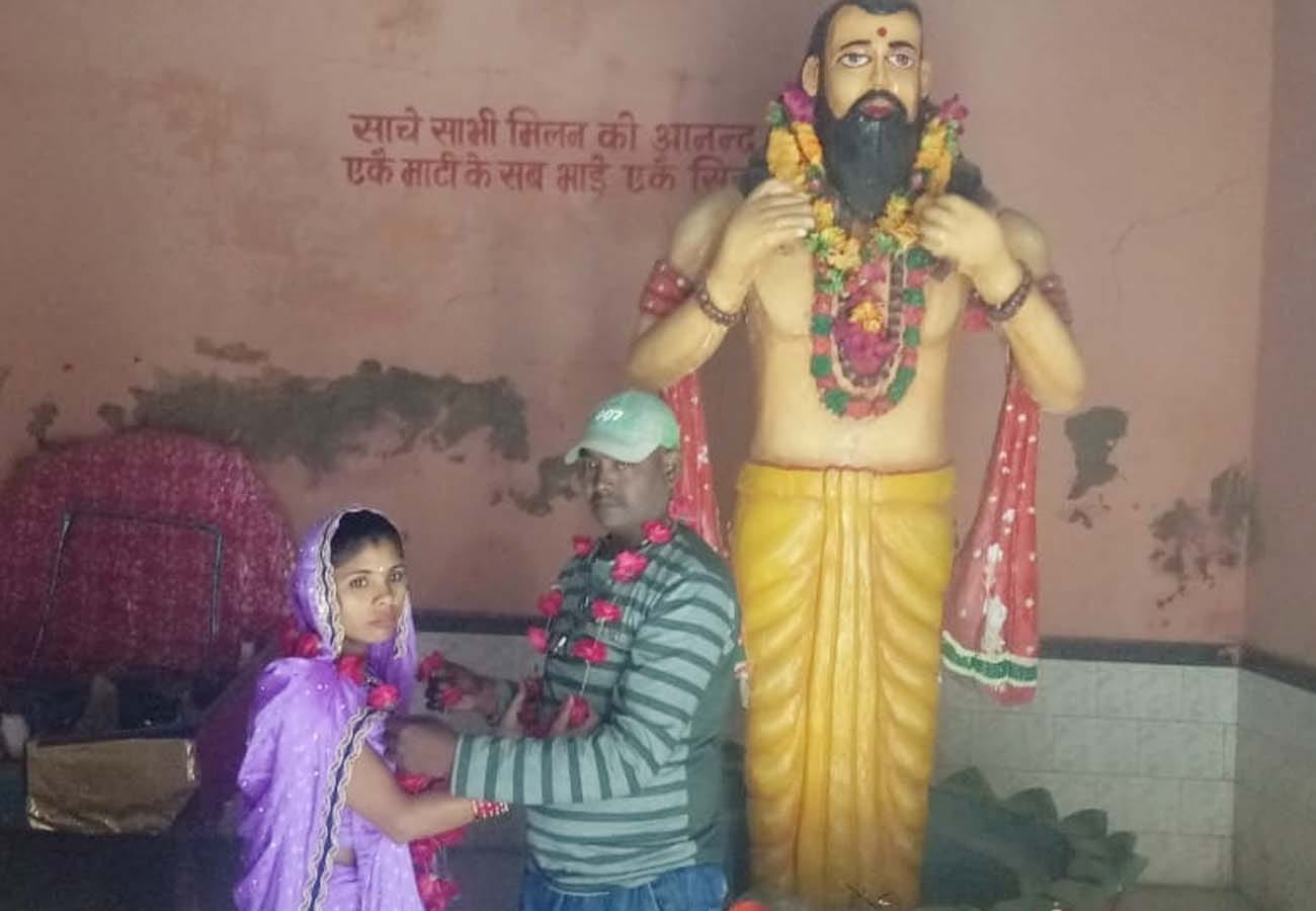 Lover couple got married in the temple