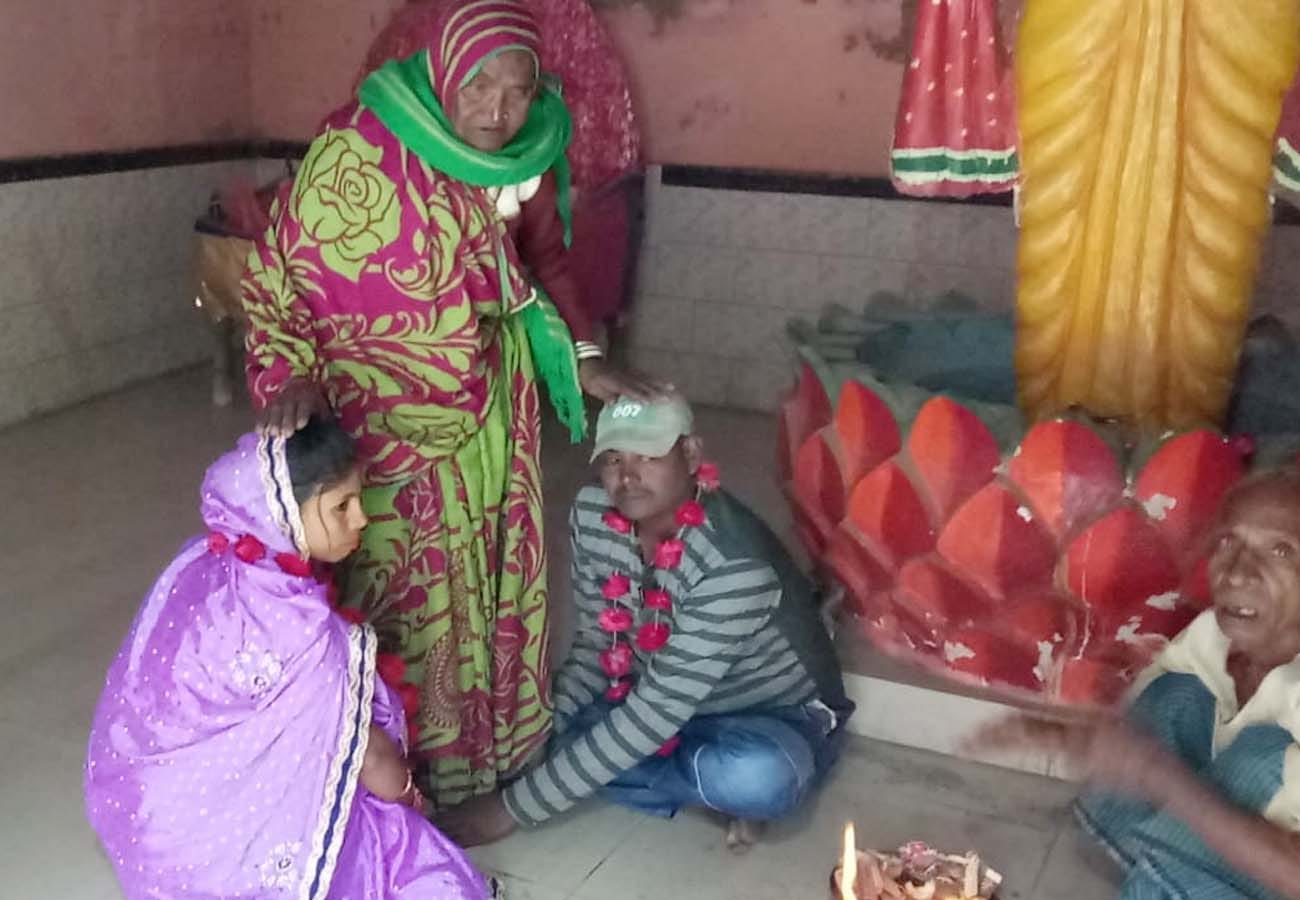Lover couple got married in the temple