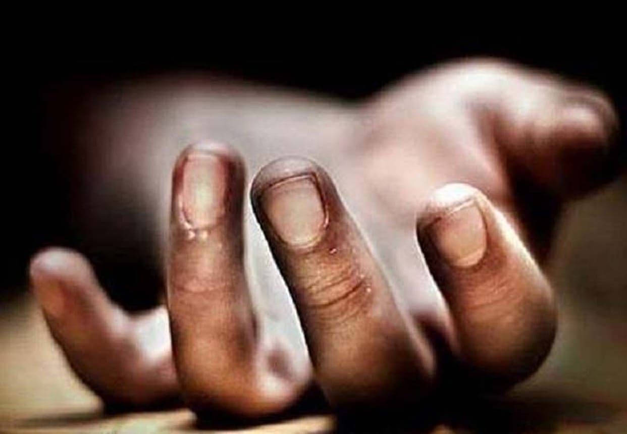 Dead body of youth found hanging from tree in kanpur
