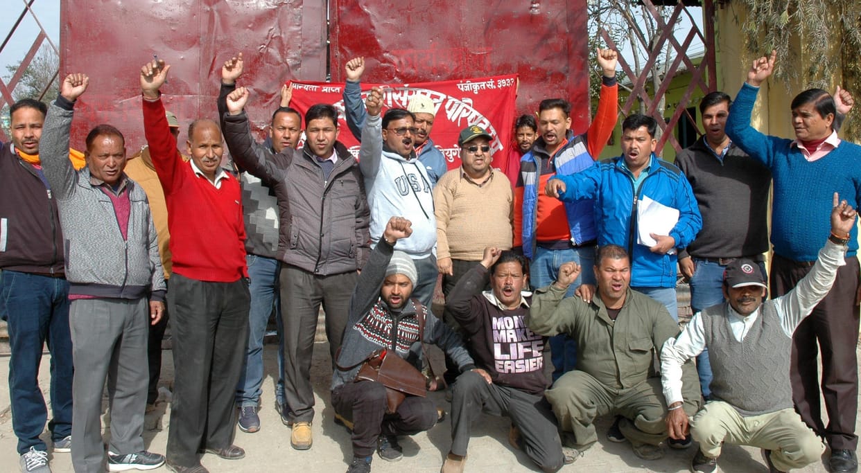 Roadways employees  ka pradarshan