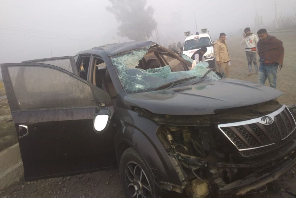 Car overturned in a ditch, six injured