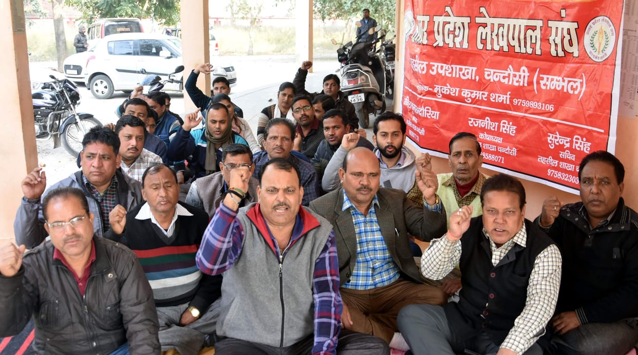 protest of lekhpal in chandausi