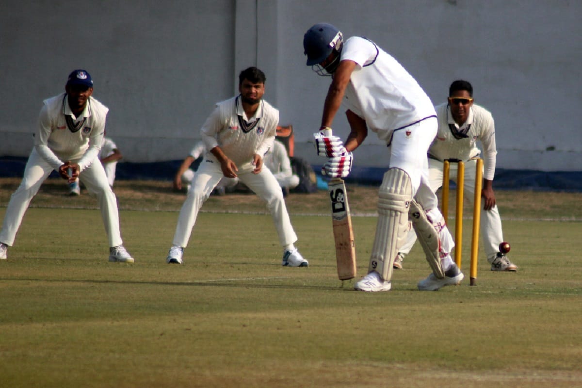 Ranji Trophy 2019, The competition between the team of UP and Railways is continuing in Meerut