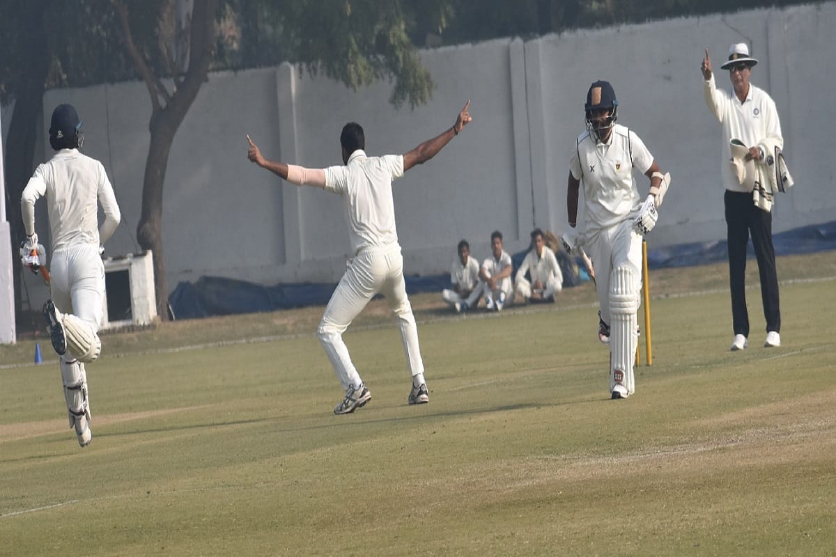 Ranji Trophy 2019, The competition between the team of UP and Railways is continuing in Meerut