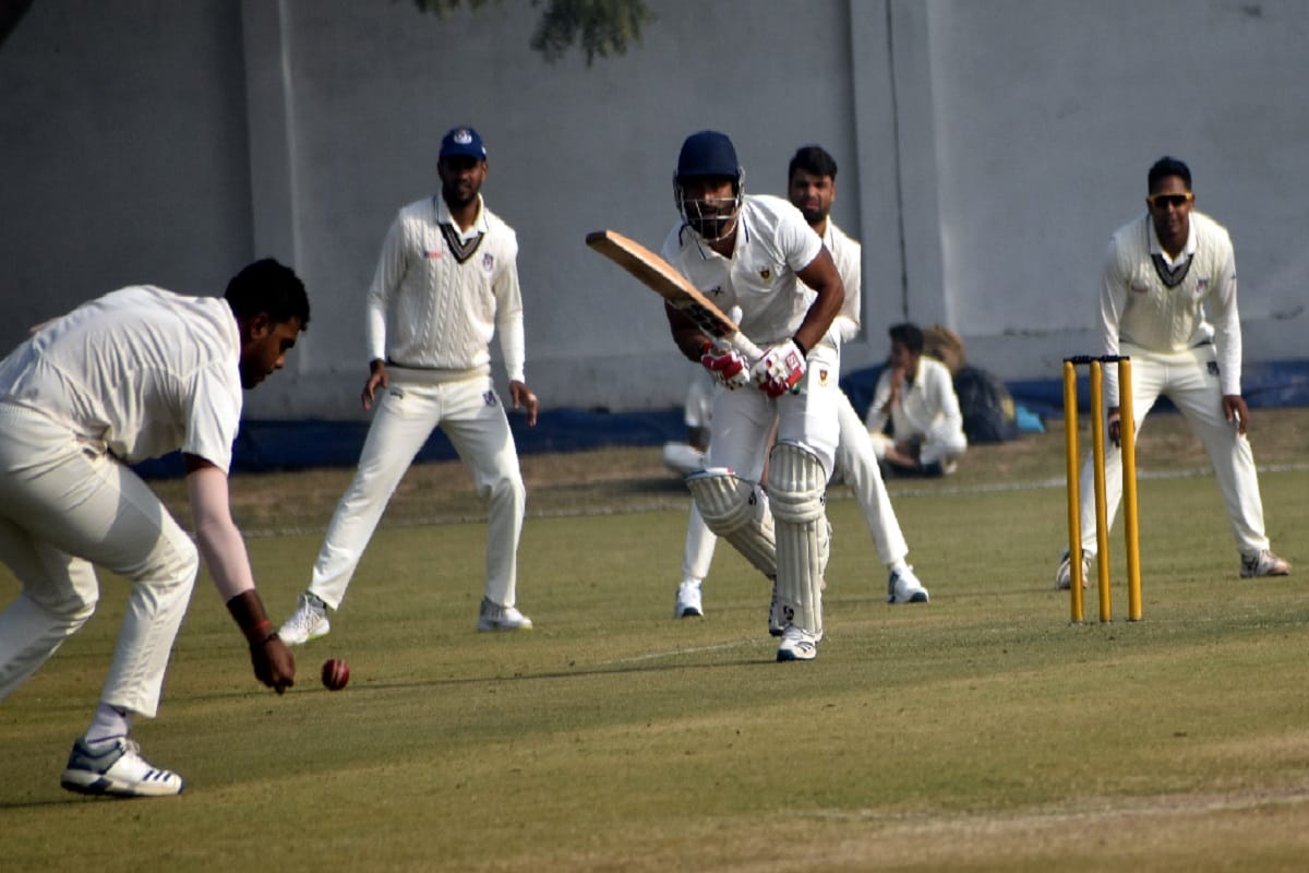 Ranji Trophy 2019, The competition between the team of UP and Railways is continuing in Meerut