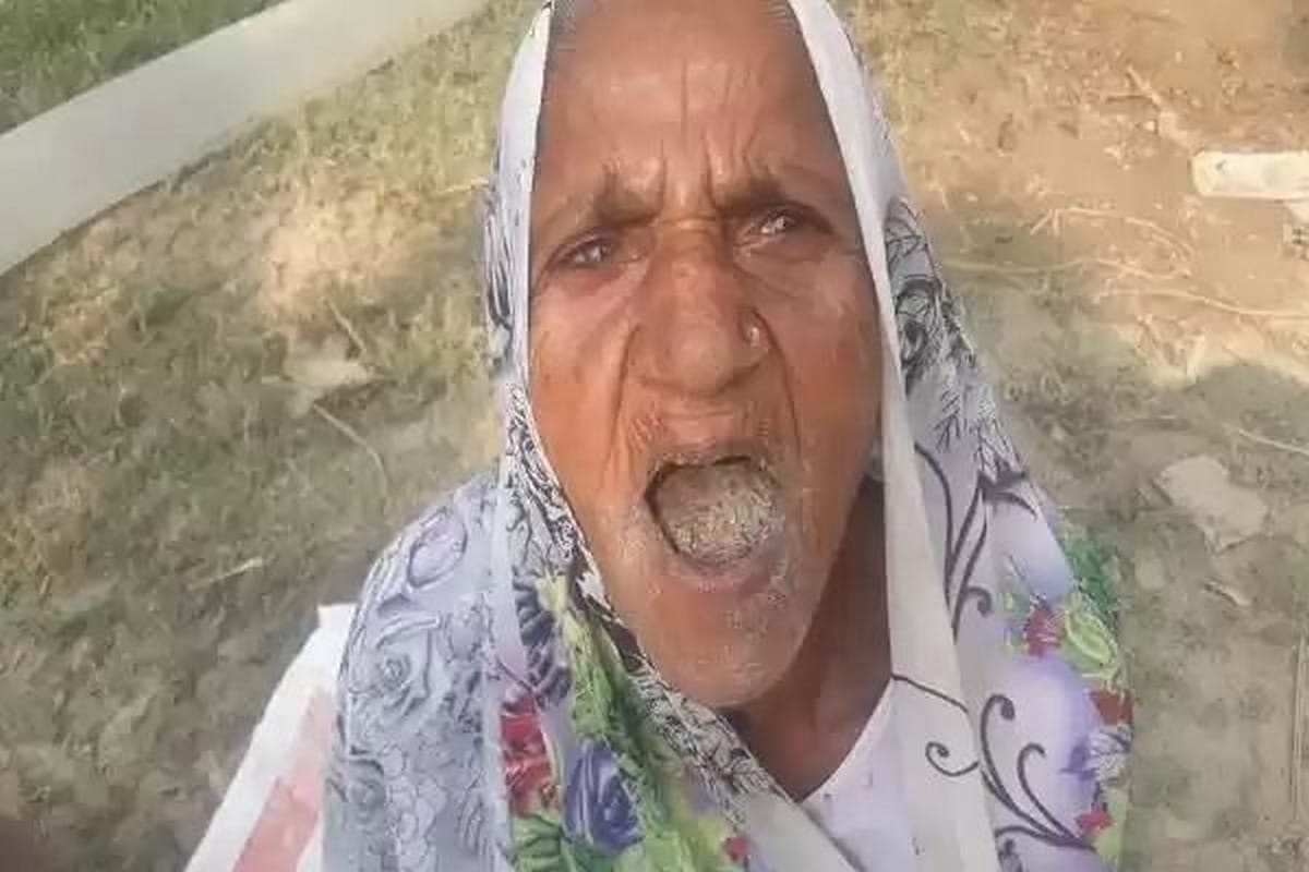 80 year old woman eating everyday soil mitti in varanasi