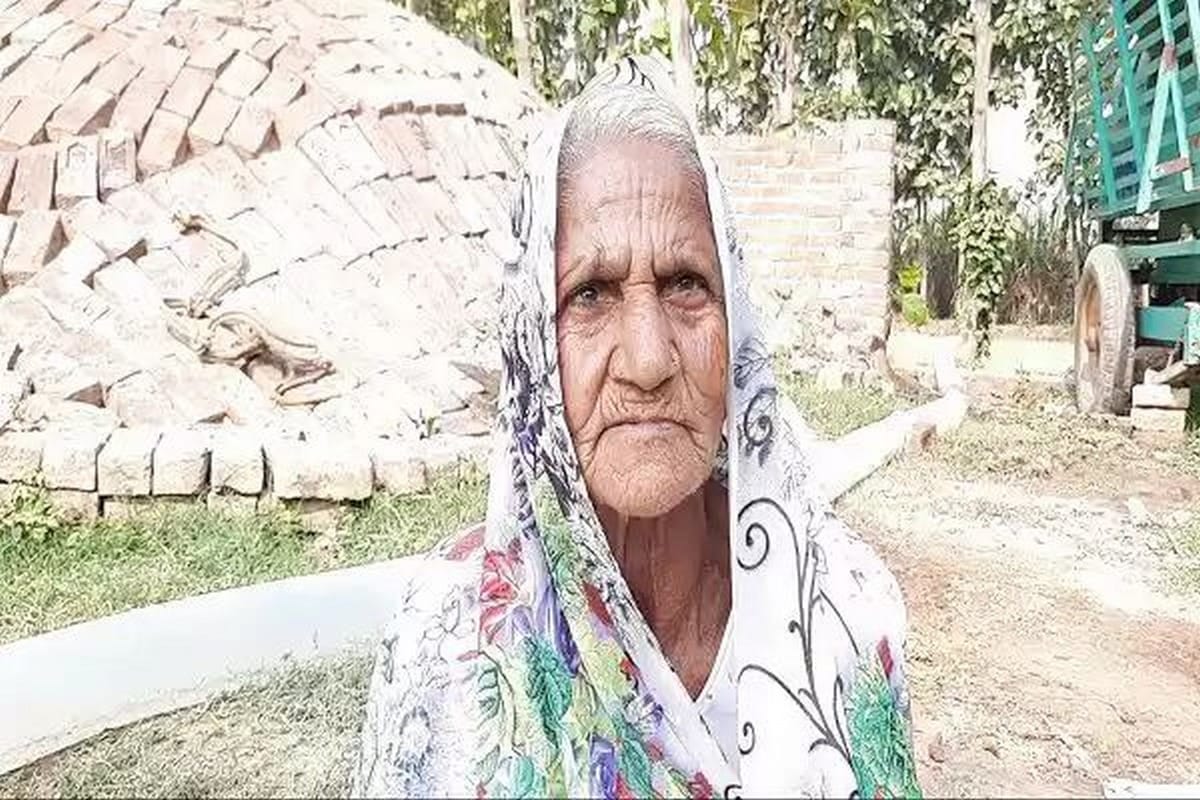 80 year old woman eating everyday soil mitti in varanasi