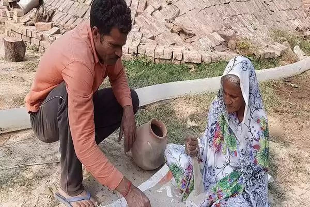 80 year old woman eating everyday soil mitti in varanasi