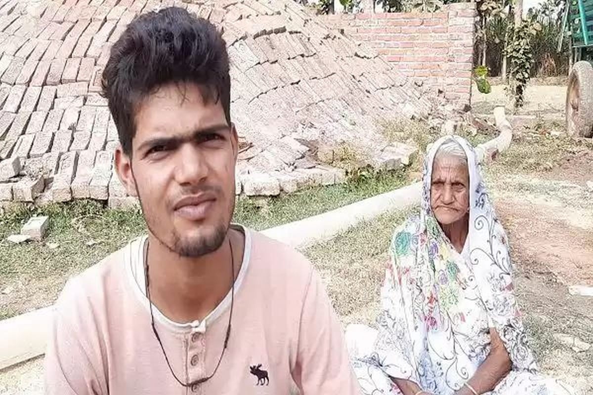 80 year old woman eating everyday soil mitti in varanasi
