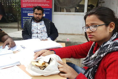 Son Father Died in Home Agra