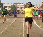 शामली सिल्वर बैल्स स्कूल में खेलकूद प्रतियोगिता के दौरान  दौड में भाग लेती छात्राएं